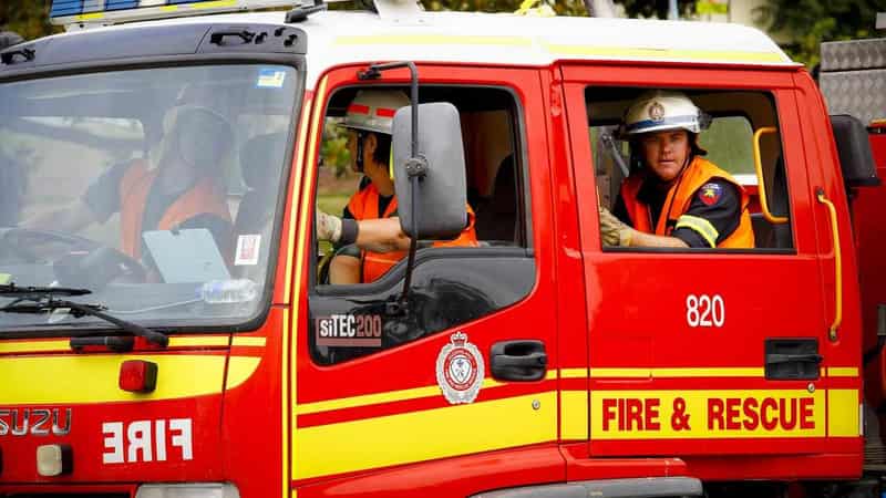 People told to leave as fire threatens Qld homes