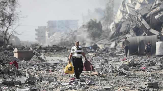 Israel bombs Gaza, Putin warns conflict could spread