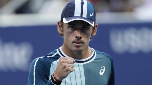 De Minaur digs deep to reach last-16 of Paris Masters