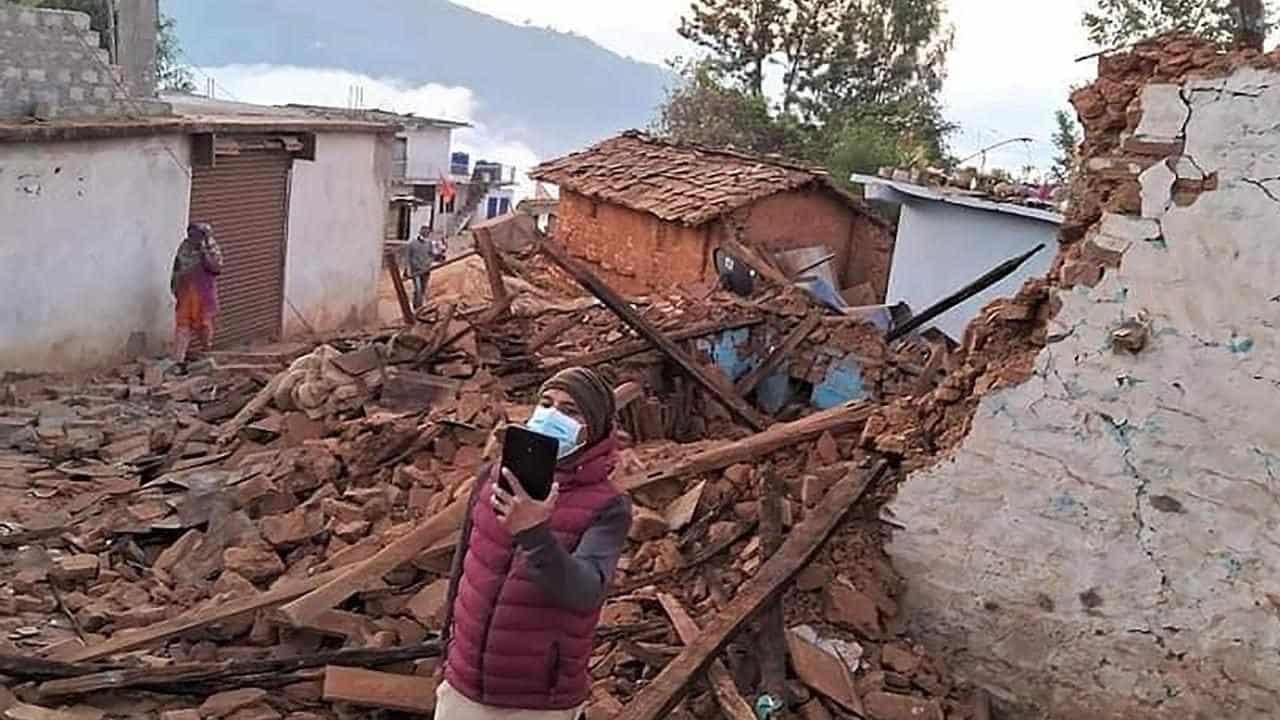 Rescuers seek Nepal quake survivors, deaths exceed 150