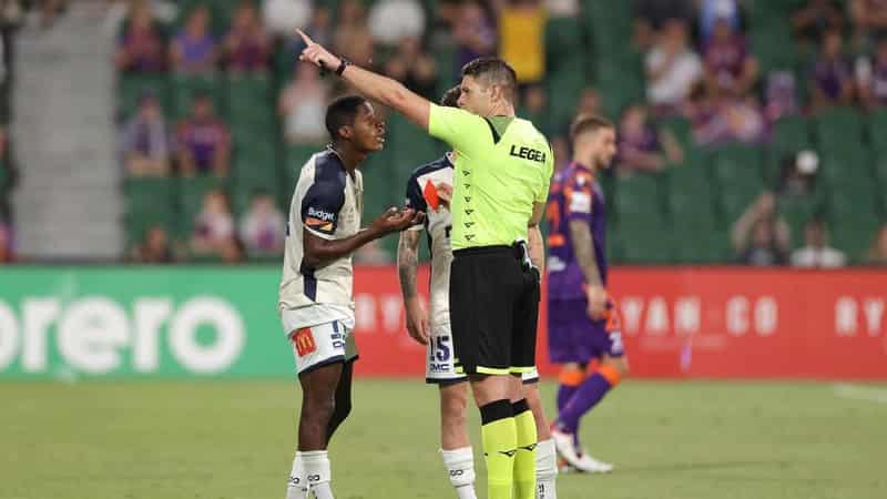 Mariners see red as Glory beat champions 2-0