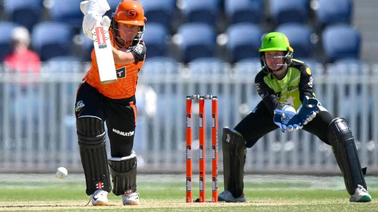 Scorchers atop WBBL ladder after Mooney blitzes Thunder