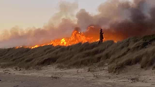 Homes lost to threatening coastal Tasmanian bushfire