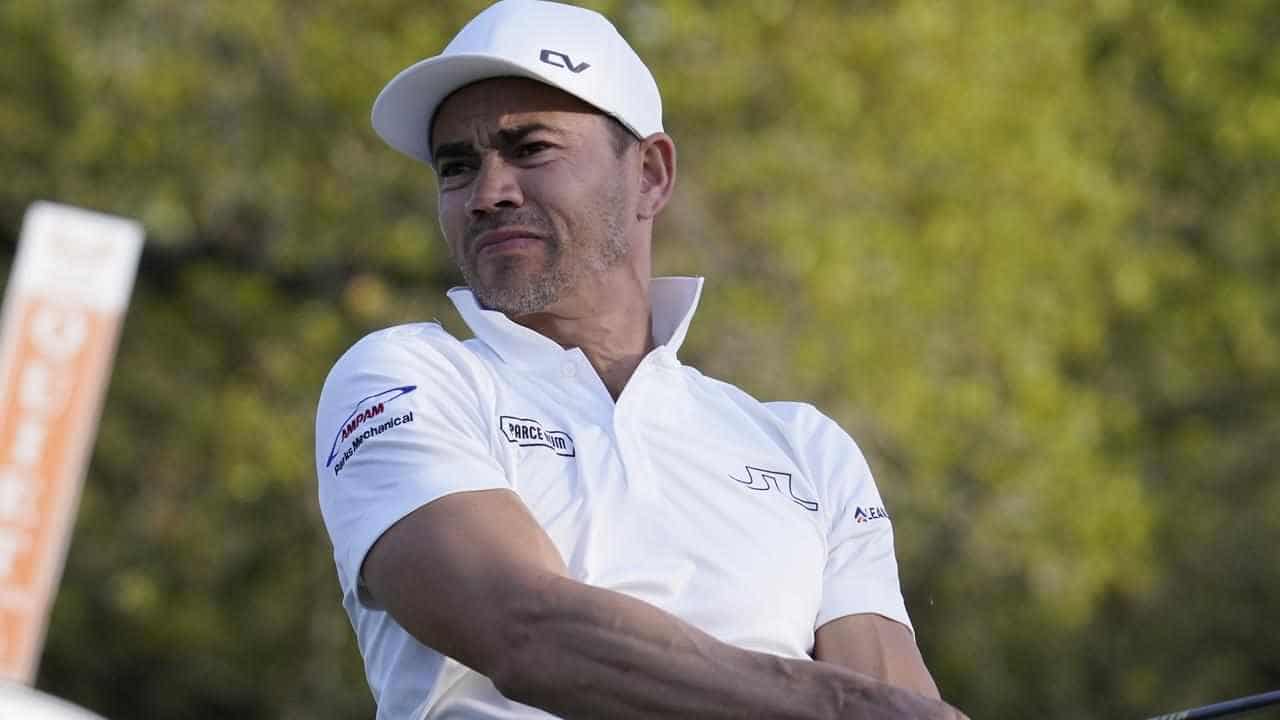 Villegas wins in Bermuda as Adam Scott battles to fifth