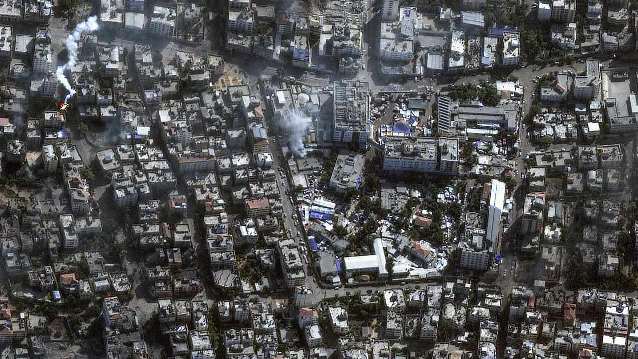 Israeli forces advance to gates of main Gaza hospital