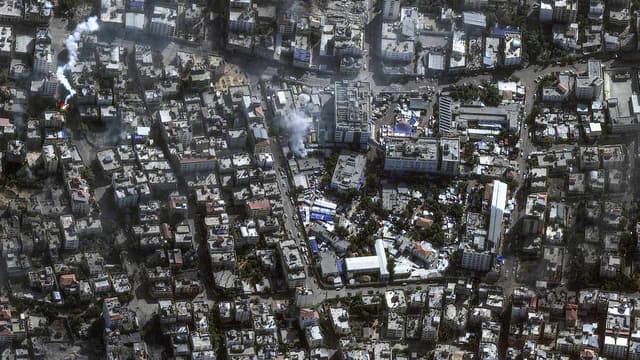 Israeli forces advance to gates of main Gaza hospital