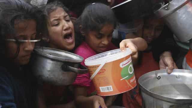 Aid to Gaza halted again, UN says starvation near