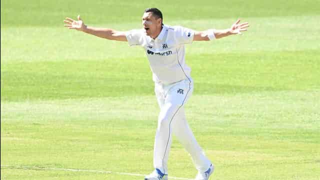 Khawaja falls late as Victoria put clamps on Queensland