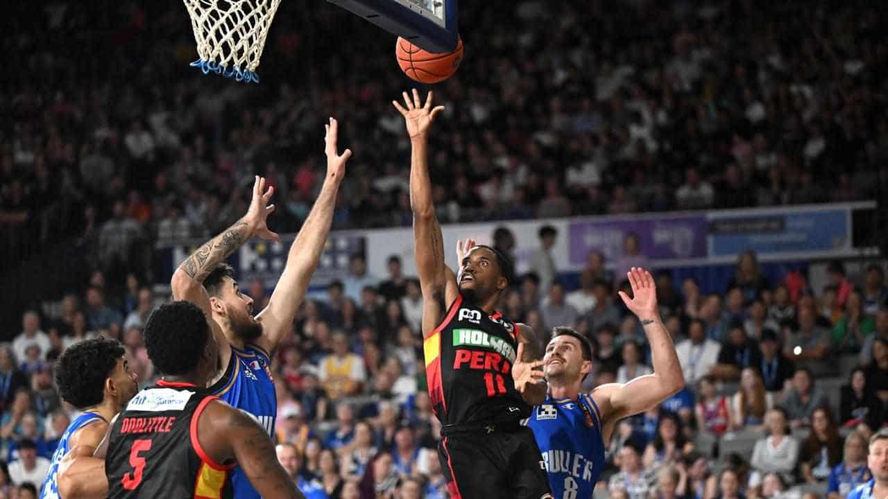 Bullets fade again, Perth continue winning ways in NBL