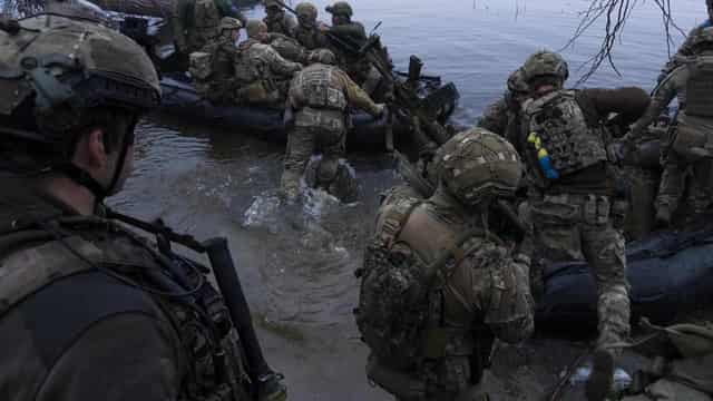 Ukraine troops gain footholds along key river