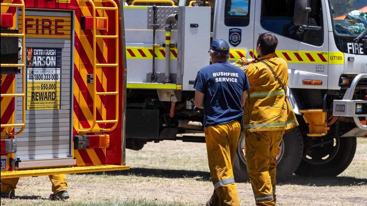 Fast moving bushfire threatening homes in Perth's north