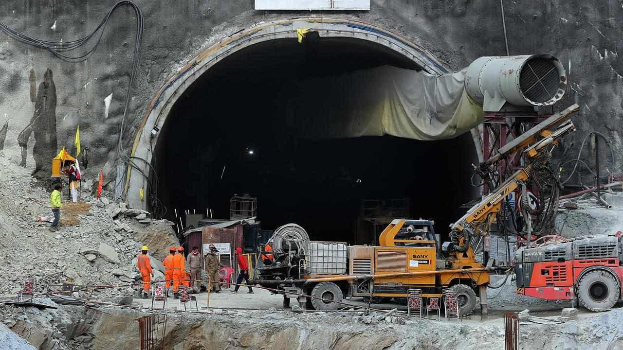 Indian rescuers reach 41 men trapped in tunnel