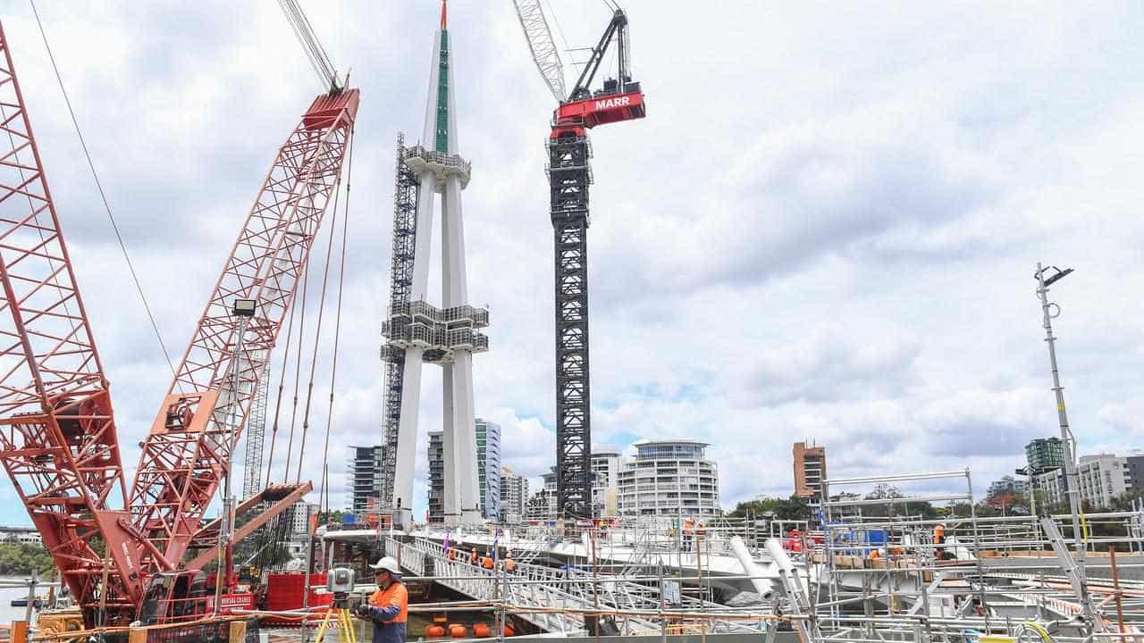 Green Bridge rises above Brisbane as masthead installed