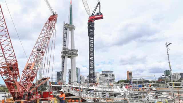 Green Bridge rises above Brisbane as masthead installed