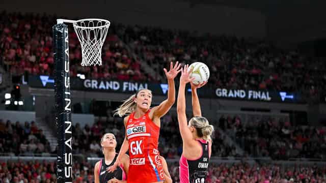 Women's sport trailblazers back netballers in dispute