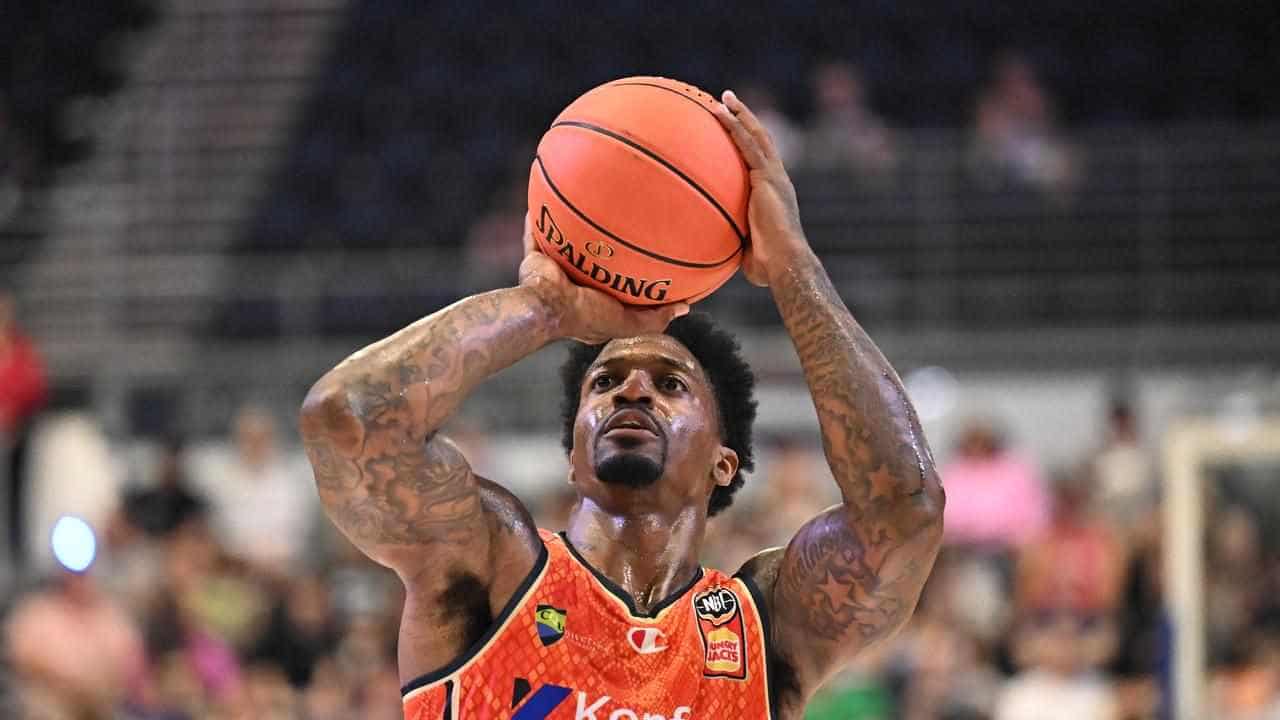 Taipans find offence to shock United on the road