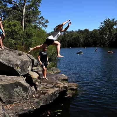 States swelter in 40C temps as bushfire risk soars