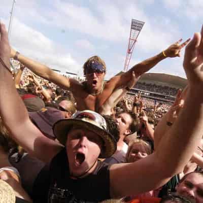 Crowds bake at Sydney concerts as mercury soars