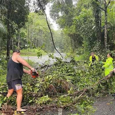 Shelter warning as Cyclone Jasper bears down on coast