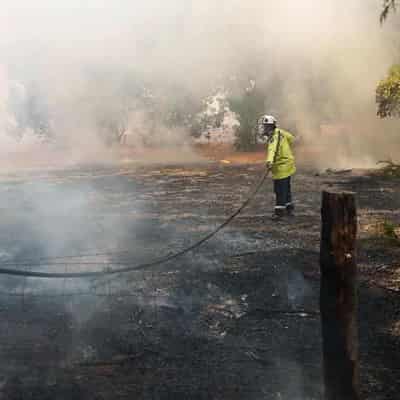 Firefighter dead as bushfire threatens homes in WA