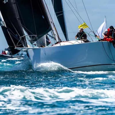 Ryujin leads in Melbourne to Hobart yacht race