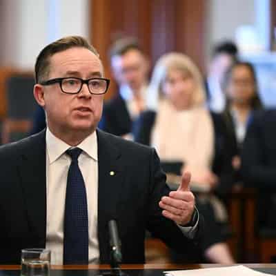 PM must answer for Qantas boss meeting: opposition