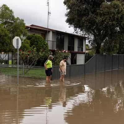 Flood risk persists as warm weather returns to Victoria