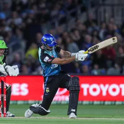 Strikers cruise to Thunder win, book spot in BBL finals