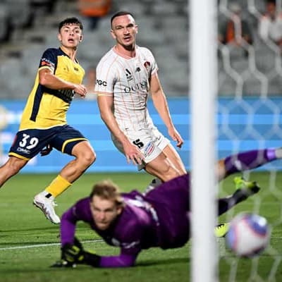 Mariners beat Roar 2-0 to continue impressive ALM run