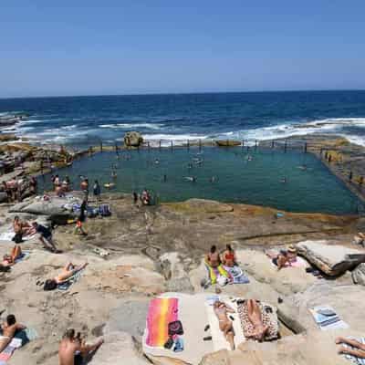 Aussies urged to 'call your nan' as heatwaves intensify