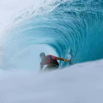 Robinson, Ewing flying Australian flag at Pipeline