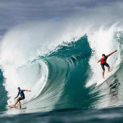 Poor swell sees Pipe Pro surfing on hold for two days