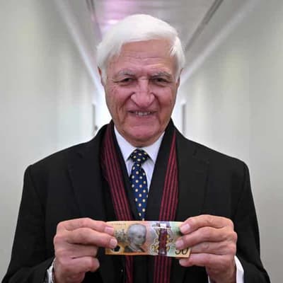 Katter wrong with claim cafe can’t refuse cash