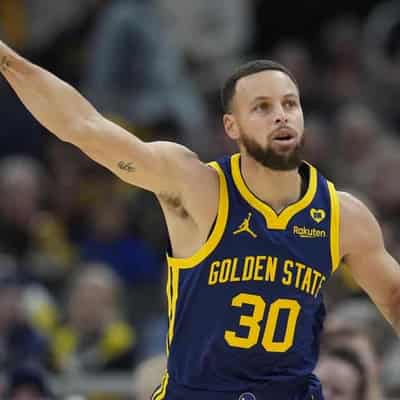 Curry runs hot from long range, Green nets 15 in NBA