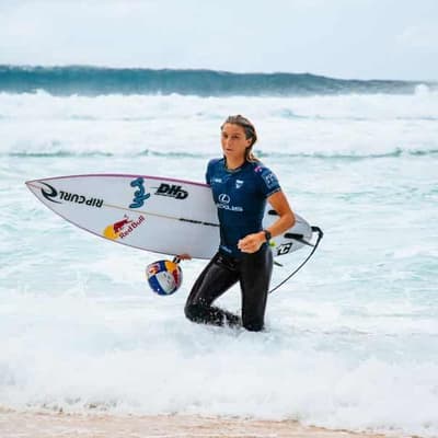 Wait continues for champion Picklum at Sunset surf pro