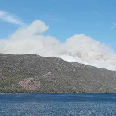 Bushfire battle goes on after homes burnt in Grampians