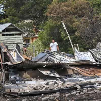 Half of town lost to bushfire as residents count losses