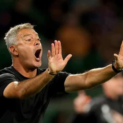 Wanderers coach Rudan suspended for referees rant