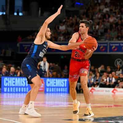 Goulding, Melbourne bounce back in tight win over Hawks