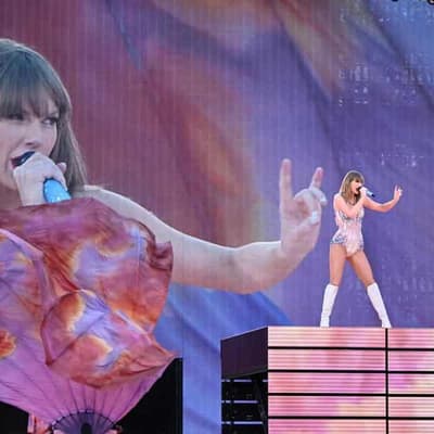 Taylor Swift takes to the stage, fans, PM, go wild