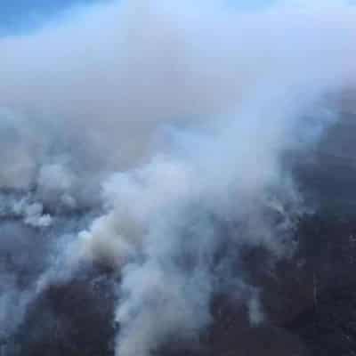 Six homes destroyed, bushfire tipped to burn for weeks