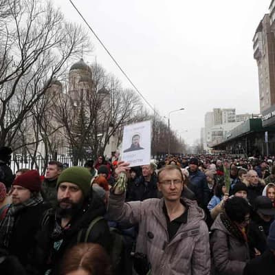 Navalny buried in Moscow as thousands chant his name