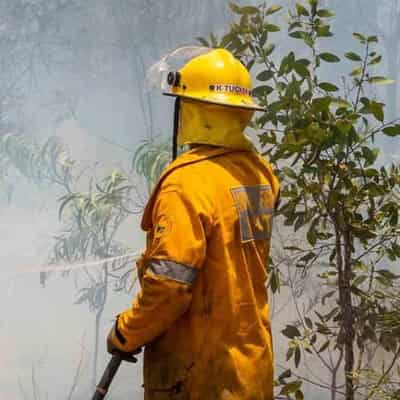 Caravan park evacuated as bushfire closes Tas highway