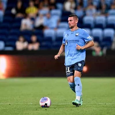 Ten-man Sydney FC claim hard-earned ALM Roar draw