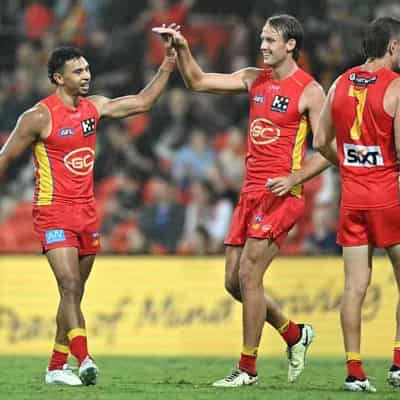 Crows' fast finish falls short as Gold Coast hang on