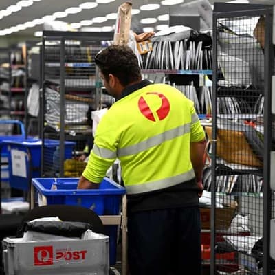 Australians spend less, more often in online shop surge