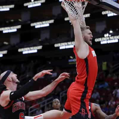 Landale keeps Rockets' NBA run going against the Bulls