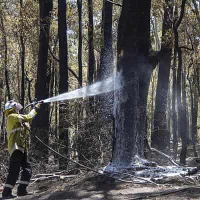 Blaze threatens lives and homes south of Perth