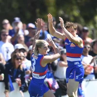 Weightman kicks six as Bulldogs sink Suns in AFL