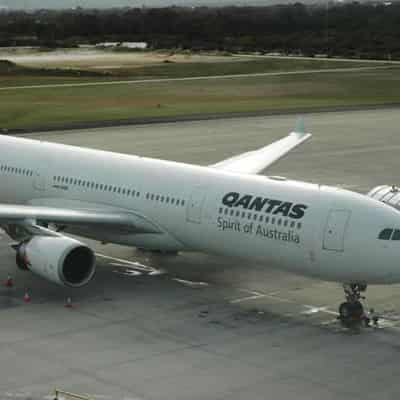 Qantas pilots shut down engine before landing safely